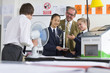 Foto: Teacher and students in school uniforms with wind turbine and solar panel models in science class Teacher and students in school uniforms with wind turbine and solar panel models in science class