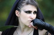 Donna guerriere con coltello