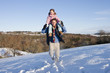 Foto: Portrait of father carrying daughter on shoulders in snowy field Portrait of father carrying daughter on shoulders in snowy field