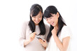 スマート本を見る女の子二人