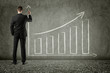 Foto: businessman drawing trend chart on wall businessman drawing trend chart on wall