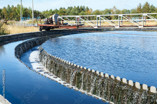 Photo: Round sedimentation tank with clear water overflowing Round sedimentation tank with clear water overflowing