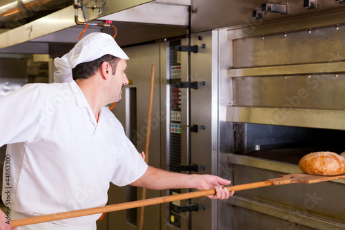 Photo: Bäcker beim Brotbacken Bäcker beim Brotbacken