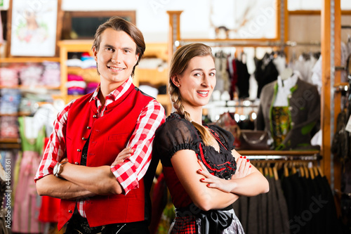 Photo: Paar probiert Dirndl und Lederhose in Boutique Paar probiert Dirndl und Lederhose in Boutique