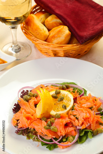 Foto: Salmon salad in restaurant Salmon salad in restaurant
