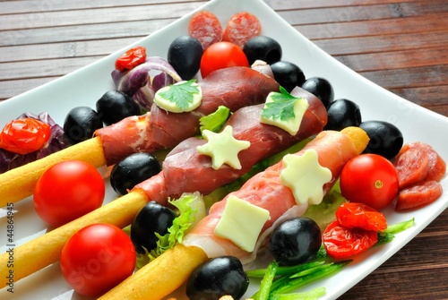 Photo: Vassoio di grissini con bresaola e prosciutto Vassoio di grissini con bresaola e prosciutto