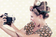 Foto: Woman holding a Vintage Camera Woman holding a Vintage Camera