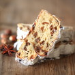 Christstollen mit Nüssen in Scheiben