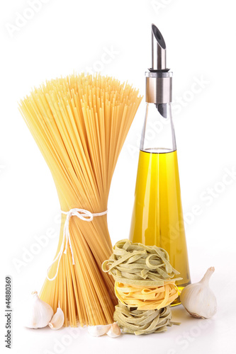 Foto: bottle of olive oil and pasta bottle of olive oil and pasta