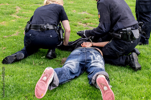 Photo: Polizisten verhaften Täter Polizisten verhaften Täter