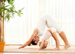 Foto: Mother and daughter doind exercise Mother and daughter doind exercise