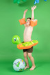 Junge mit Badesachen