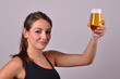 schöne frau mit bier