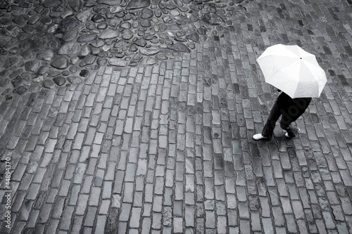 Foto: Woman with umbrella in rain Woman with umbrella in rain