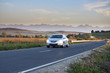 Foto: Blurred car traveling on road Blurred car traveling on road