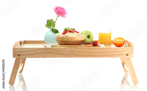 Foto: light breakfast on wooden tray isolated on white light breakfast on wooden tray isolated on white