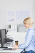 frau arbeitet am computer