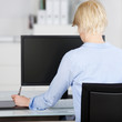 frau arbeitet mit zeichentablet am computer
