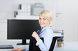 Foto: junge kreative frau am arbeitsplatz junge kreative frau am arbeitsplatz