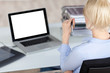 kreative junge büroangestellte schaut auf laptop