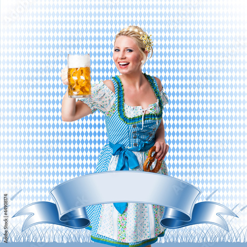 Photo: junge blonde Frau in Trachtenmode - Banner mit Textfreiraum junge blonde Frau in Trachtenmode - Banner mit Textfreiraum