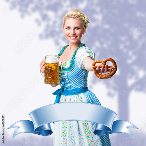 Photo: junge blonde Frau in Trachtenmode - Banner mit Textfreiraum junge blonde Frau in Trachtenmode - Banner mit Textfreiraum