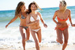 Foto: Group Of Teenage Girls Enjoying Beach Holiday Together Group Of Teenage Girls Enjoying Beach Holiday Together