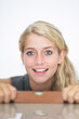 blonde Frau mit Wasserwaage