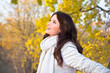 Foto: Beautiful woman enjoying in the autumn park Beautiful woman enjoying in the autumn park