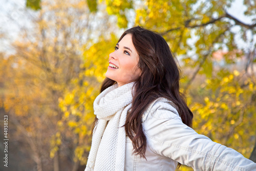 Foto: Beautiful woman enjoying in the autumn park Beautiful woman enjoying in the autumn park