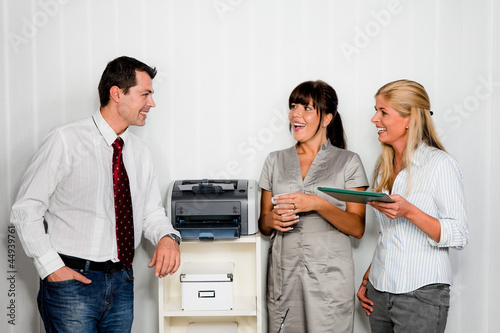 Photo: Gespräch unter Mitarbeitern im Büro Gespräch unter Mitarbeitern im Büro