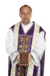katholischer Priester mit Bibel im Gottesdienst