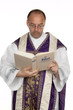 katholischer Priester mit Bibel im Gottesdienst