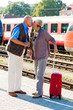 Älteres Senioren Paar am Bahnhof