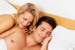 Paar hat Spass im Bett. Lachen, Freude und Erotik