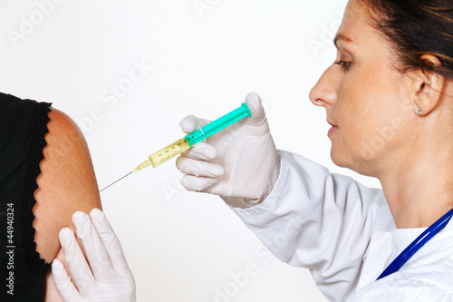 Photo: Arzt impft Patient gegen Krankheiten Arzt impft Patient gegen Krankheiten