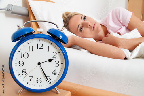 Photo: Schlaflos mit Uhr in der Nacht. Schlaflos mit Uhr in der Nacht.