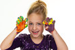 Kind malt mit Fingerfarben
