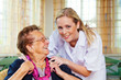 Foto: Hauskrankenpflege der alten Dame Hauskrankenpflege der alten Dame