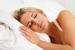 Frau beim Schlafen im Bett.