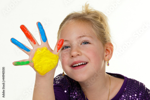 Photo: Kind malt mit Fingerfarben Kind malt mit Fingerfarben