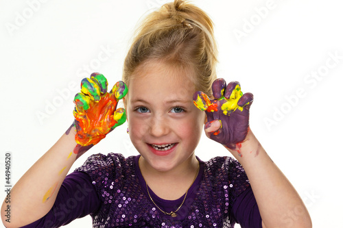 Photo: Kind malt mit Fingerfarben Kind malt mit Fingerfarben