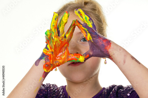 Photo: Kind malt mit Fingerfarben Kind malt mit Fingerfarben