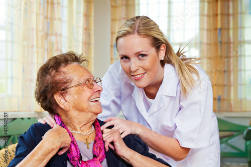Photo: Hauskrankenpflege der alten Dame Hauskrankenpflege der alten Dame
