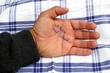 Foto: Demenzkranker merkt sich Name in seiner Hand Demenzkranker merkt sich Name in seiner Hand