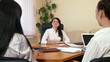 Vídeo: Business Women are Discussing in a Meeting, Focus on Background Business Women are Discussing in a Meeting, Focus on Background