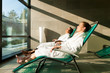Junges Paar entspannt in wellness Spa