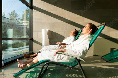 Photo: Junges Paar entspannt in wellness Spa Junges Paar entspannt in wellness Spa