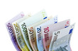 Eine Reihe von Euro-Geldscheinen auf weißem Hintergrund