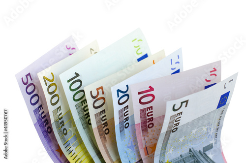 Photo: Eine Reihe von Euro-Geldscheinen auf weißem Hintergrund Eine Reihe von Euro-Geldscheinen auf weißem Hintergrund